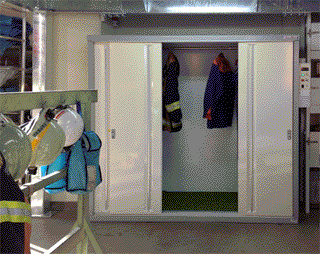 重たい防火服を吊るため特別に補強されています 重い防火服を乾燥のため吊り荷重100Kg対応に補強
